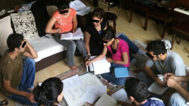 (国の高等教育システムから排除されている)イランのバハイ教の学生の秘密の会合 Credits