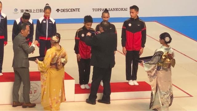 The young dizi receives his medal at the Suzuki World Cup 2023.