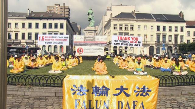 Falun Gong protest outside the European Parliament, 2016. Credits.