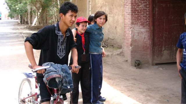 もうすぐ国外追放？ 新疆ウイグル自治区トルファンのウイグル族の子どもたち。 クレジット。 