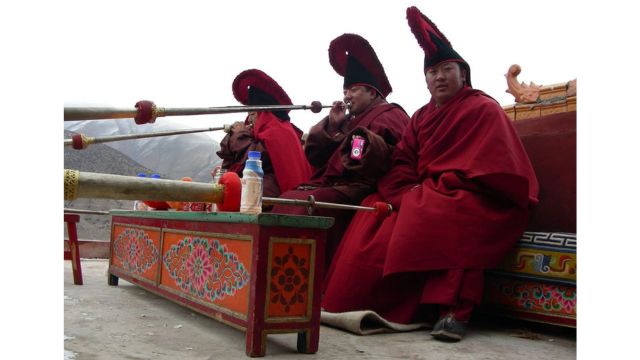 中国青海省のチベット仏教僧侶。 クレジット。