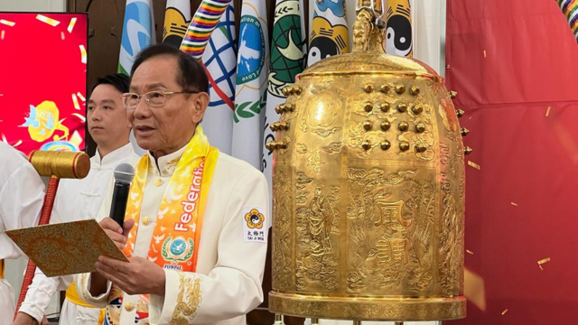 Announcing peace, love, and conscience throughout the world: Dr. Hong with the Bell of World Peace and Love in Pasadena, October 14, 2023.