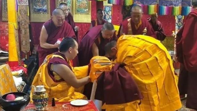 Another view of the false Panchen Lama’s ordination ceremony. From Weibo.