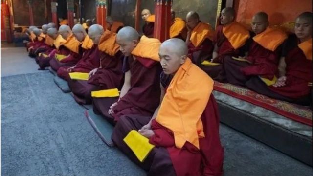 The newly ordained monks. From Weibo.