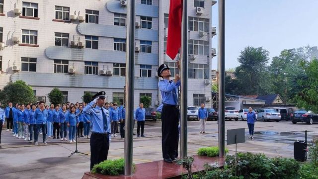 Officers from the Jianxi District Public Security Bureau of Luoyang City during a propaganda event. From Weibo.