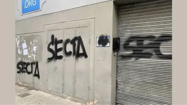 A place of worship (Kingdom Hall) of the Jehovah’s Witnesses vandalized on September 11, 2022, in Badalona, Spain. Whoever wrote “secta” (cult) on the building certainly did not intend the word as non-derogatory or neutral.