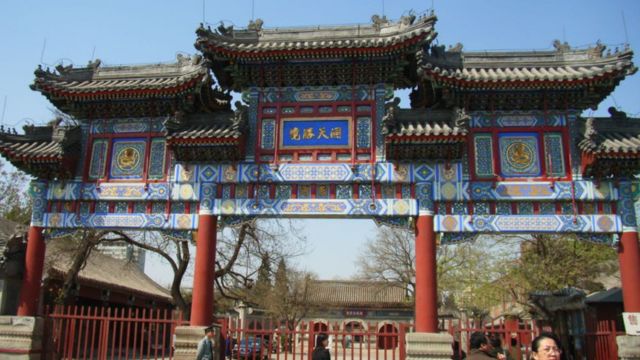 北京の白雲寺にある中国道教学院の入り口。 クレジット。