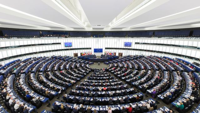 ストラスブールの欧州議会の半円形。クレジット。