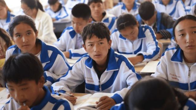 中国の寄宿学校に通うチベット人の子供たち。出典: Freetibet.org。