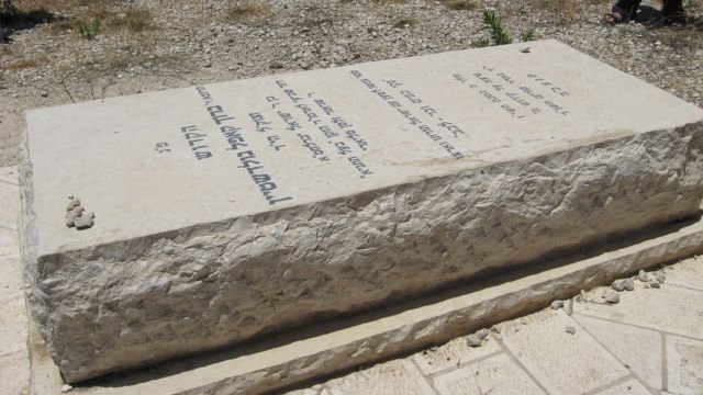 The grave of Baruch Goldstein (credits), located in a Jewish settlement in the West Bank, a pilgrimage site for Israeli right-wing extremists.