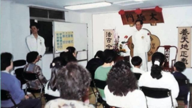 Dr. Hong teaching in the Lainan Street Academy’s early days.