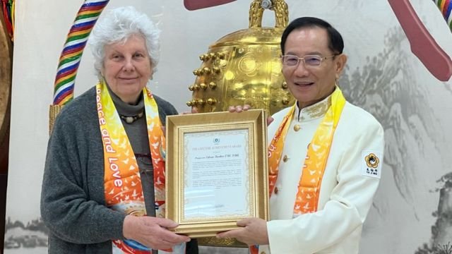 Eileen Barker receives a Lifetime Achievement Awards from Dr. Hong Tao-Tze.