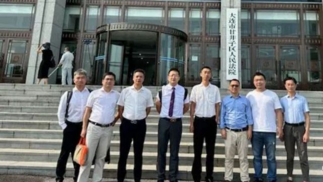 Οι δικηγόροι της ομάδας υπεράσπισης με βοηθούς.  Από το Weibo.