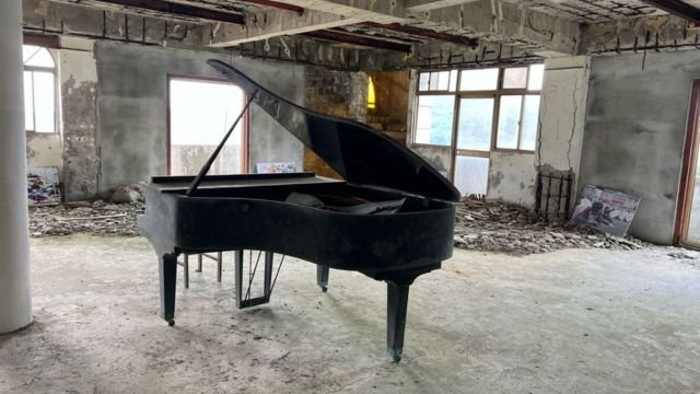 The iconic image of the dusty piano, all what was left of the main building’s furniture.