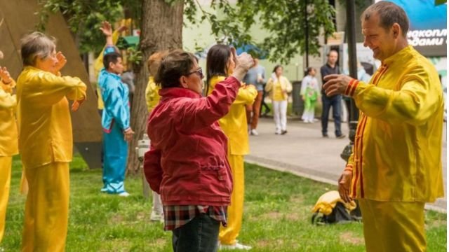 Falun Gong practitioners in a Russian park. Source: Falun Dafa.