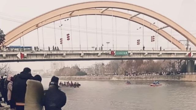 同情者たちは自殺があったとされる橋の近くに集まる。 微博より。