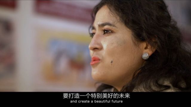 ズルフィエ・アブドゥレシットをフィーチャーした中国共産党のプロパガンダビデオ。