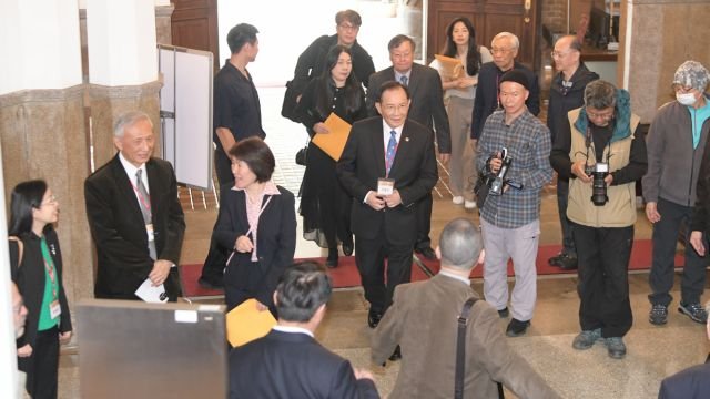 Delegates led by Dr. Hong visit the National 228 Memorial Museum.