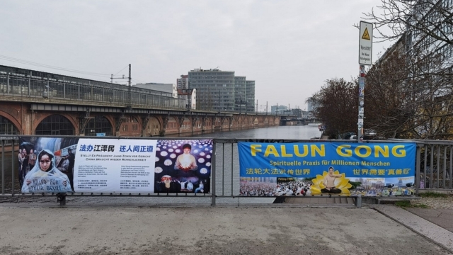 Falun Gong protest against organ harvesting in Berlin. Credits.