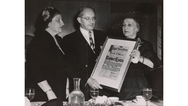 Lemkin receives an award from the Women’s Division of the Jewish Immigrant Society, 1951. From X.