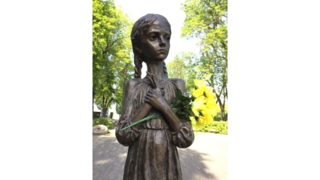 The iconic statue of a young Holodomor victim by sculptor Petro Drozdowsky, located near the entrance to the National Museum of Holodomor Genocide in Kyiv, Ukraine, photographed by “Bitter Winter” editor-in-chef Massimo Introvigne during a visit there on May 2, 2018. As a sinister omen of worse aggressions to come, the statue was attacked and damaged by pro-Russian vandals in 2020.