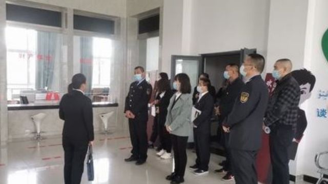 警察と中国共産党指導者らがジムナイ県人民法院を訪問。 微博より。