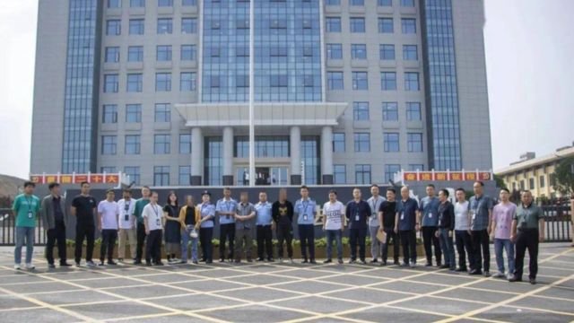 Police officers and court employees in front of the Zhenxiong County People’s Court. From Weibo.