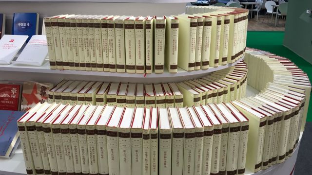 今年のロンドンブックフェアでは、少数言語の書籍を犠牲にして、習近平の著作と共産主義の教義が大々的に取り上げられた。