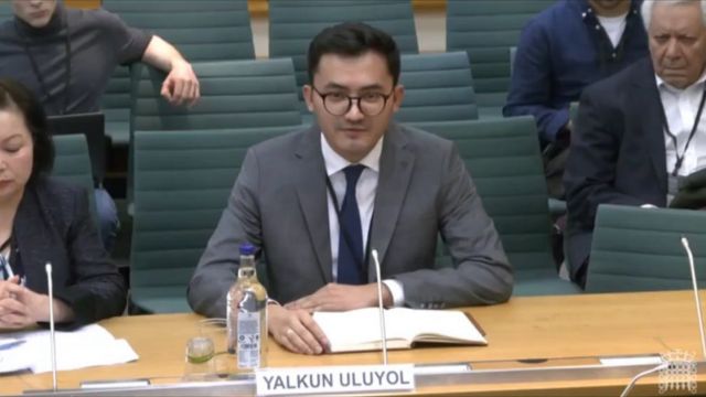 Yalkun Uluyol, Şubat 2024'te Birleşik Krallık Dışişleri Komitesi'nde Uygurların zorla çalıştırıldığına dair ifade veriyor. Yanında Londra'daki Dünya Uygur Kongresi Direktörü Rahima Mahmut (solda) ve Hamid Sabi (sağda), soykırımı belirlemek için düzenlenen Uygur Mahkemesi Danışmanı Uygurların (2021). Ekran görüntüsü.