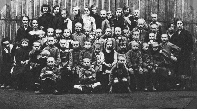 Korczak and his children in 1920. Credits.