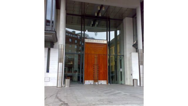 The main entrance to the building hosting the Oslo District Court. Credits.