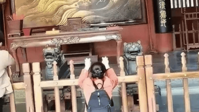The image that went viral: a woman crying in front of the Kaifeng Mansion, where Bao Zheng administered justice in the 11th century. From Weibo.