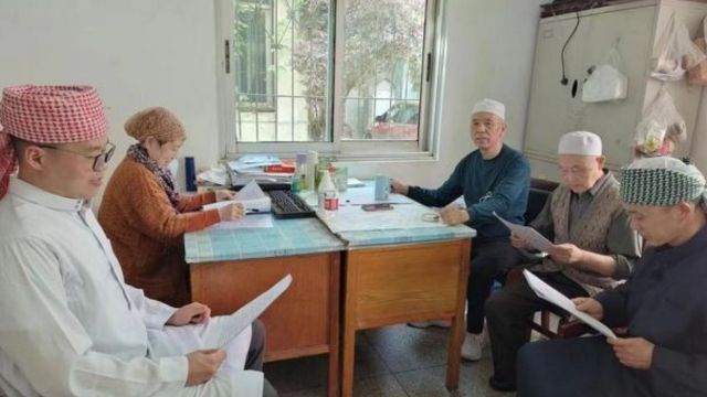 武漢の新しい法律の勉強に忙しいイスラム教徒たち。微博より。