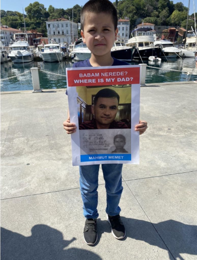イスタンブールの中国総領事館前で父親の失踪に抗議するメフムジャン・メメットの息子の一人。