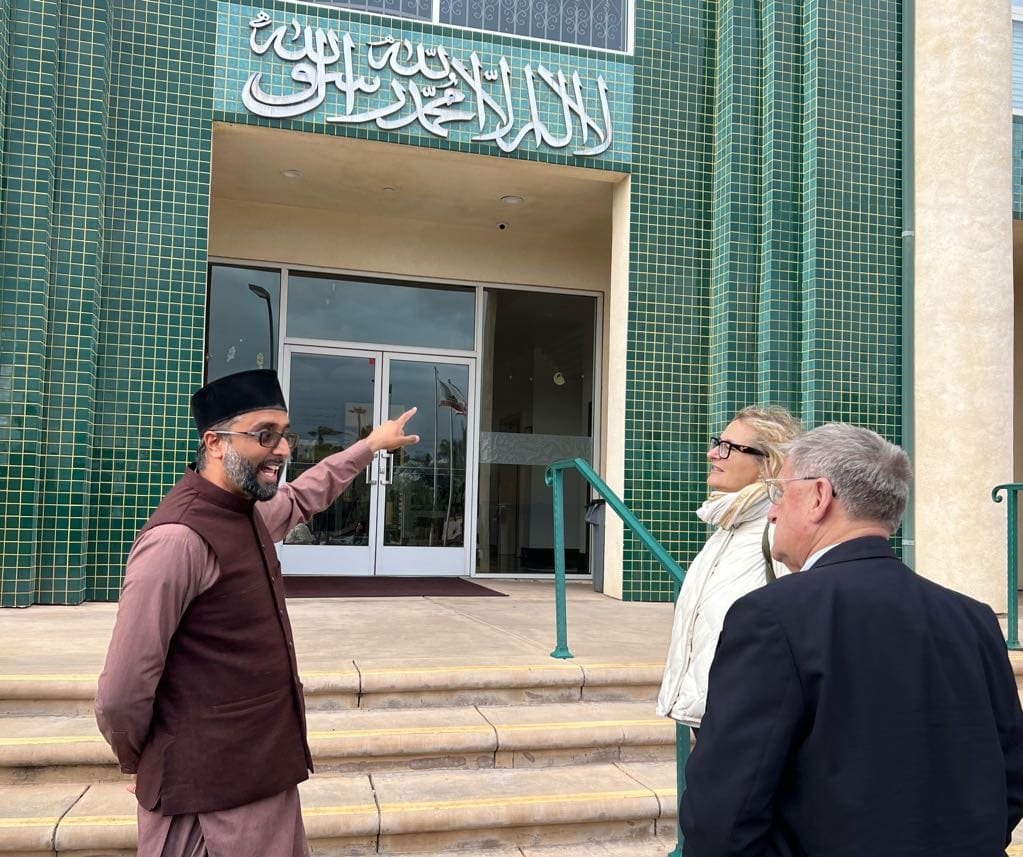 “Bitter Winter” associate editors Willy Fautré and Rosita Šorytė were part of the delegation that visited the Chino Ahmadi mosque on April 4.