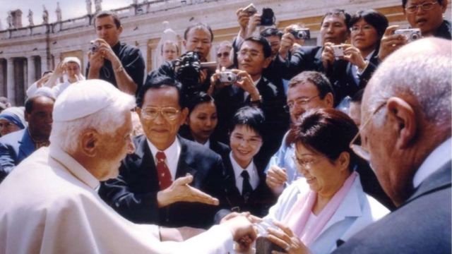 Tai Ji Men’s Shifu (Grand Master), Dr. Hong Tao-Tze, and his wife Madam Yu Mei-Jung, greeting Pope Benedict XVI (1927–2022) in St. Peter’s Square in Rome in 2005.