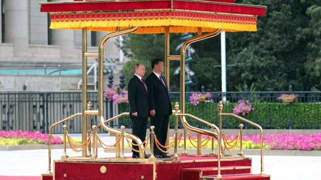 Putin with Xi during a visit to China in 2018. Credits.