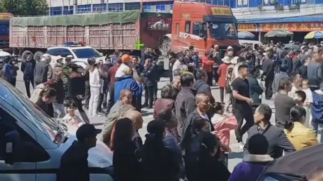 Anti-funeral-reform protesters confront truck drivers whose passage was blocked by their demonstration. Social media.