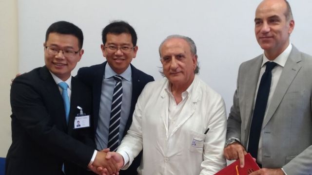 A Chinese delegation visiting the Salerno hospital “San Giovanni di Dio e Ruggi d’Aragona.” From X.