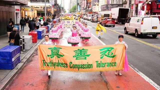 Truthfulness, compassion, and forbearance: at the heart of the New York parade. Source: Minghui.org.