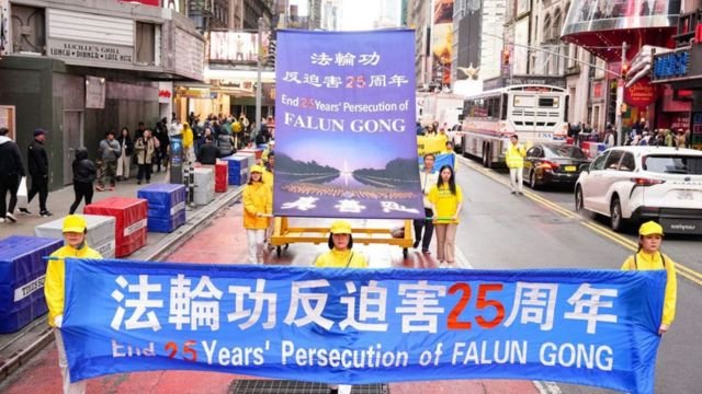 Protesting the persecution at the New York parade. Source: Minghui.org.