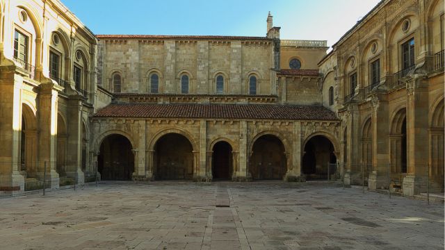 Cloister of the Basilica of San Isidoro in León, where the Cortes were held in 1188. Credits.