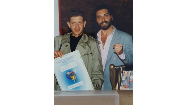 El mago escénico Carlos Barragán y el psicólogo y alumno de EYBA Horacio Vesce (también parte del equipo de Barragán) presentando a los medios el Primer Premio en Magia categoría Grandes Ilusiones, ganado en el Campeonato Mundial en Dresden, Alemania, 1997, luego de llegar a la Argentina.