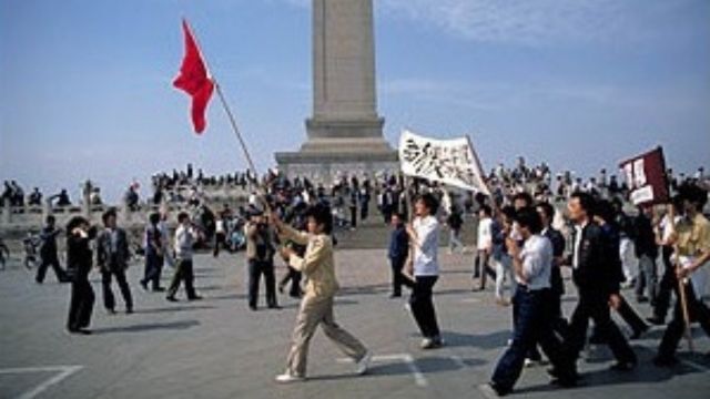 1989 年 6 月 2 日の天安門広場の抗議者。彼らのほとんどは 7 月 4 日に殺害される。クレジット。