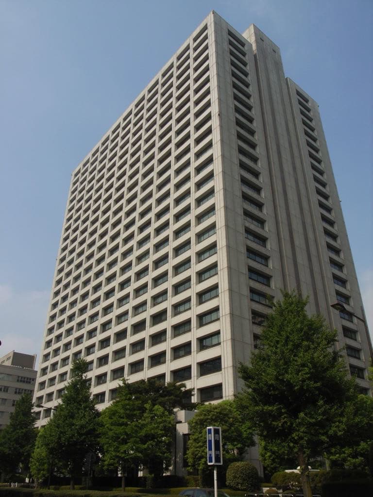 厚生労働省が入る東京の中央合同庁舎。Credits