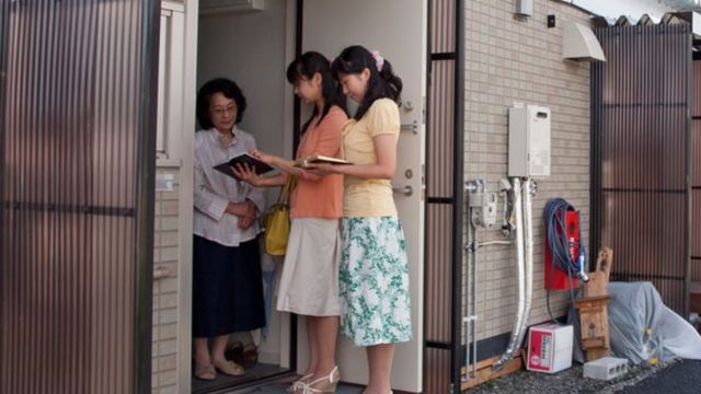 Jehovah’s Witnesses visiting survivors of the 2011 earthquake and tsunami in Kamaishi, Japan. Source: JW.org.