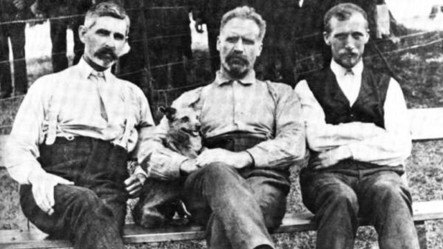 An early image of Irvine (center) with William Gill (left, 1863–1951), overseer for the British Isles, and George Walker (right, 1877–1981), overseer for Eastern North America. Public domain. 