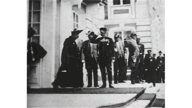 Agvan Dorzhiev coming out of the Great Palace in St. Petersburg after his meeting with Czar Nicholas II, June 23, 1901. Credits.