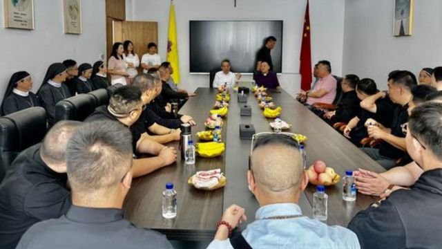 The Sichuan delegation meets fellow Patriotic Catholics from Jiangxi. From Weibo.