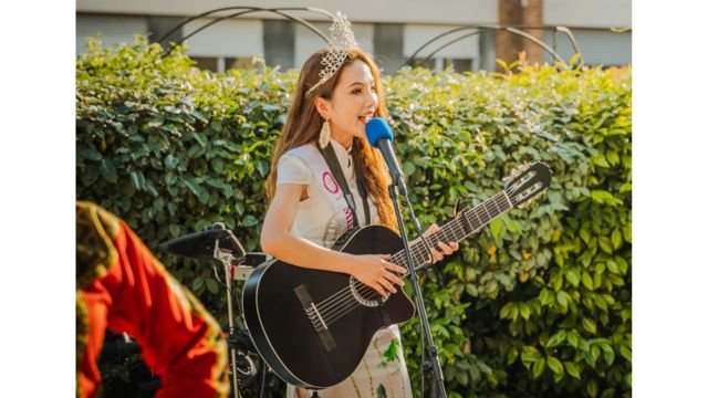 Tai Ji Men multiculturalism. A dizi sings “O Sole Mio” in Torino, Italy.
